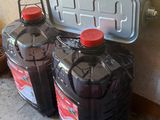 deux bouteilles de soda posées l'une à côté de l'autre sur le sol