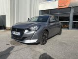 une voiture grise garée devant un bâtiment
