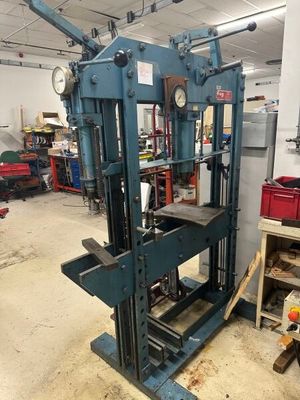 Une photo d'une machine se trouve dans un garage