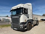 un camion blanc garé dans un parking
