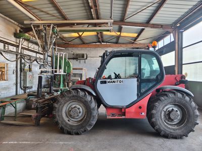 un tracteur garé à l'intérieur d'un bâtiment