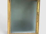 une image d'un miroir encadré d'or sur un fond blanc