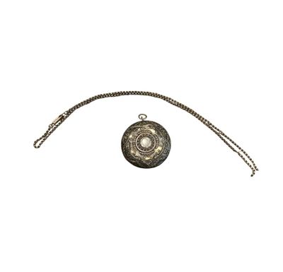collier plaqué argent, de forme circulaire, muni d'une longue chaîne