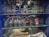 de nombreux verres vides sur les étagères de la pièce