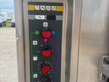 une machine munie d'une série de boutons sur le côté