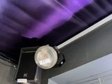 une lampe allumée au-dessus d'un miroir dans une salle de bains