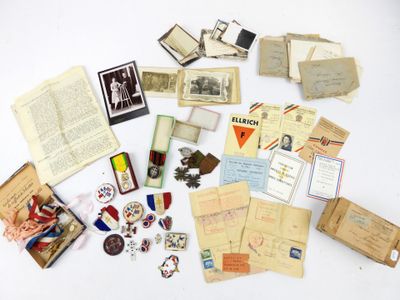 une photo montrant une pile de vieux papiers et d'autres objets posés sur une table