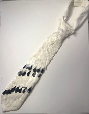 une cravate blanche ornée de motifs noirs et blancs