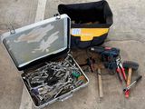 une trousse à outils posée par terre à côté d'un sac à outils