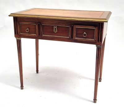 l'image d'un bureau avec deux tiroirs et un tiroir en dessous