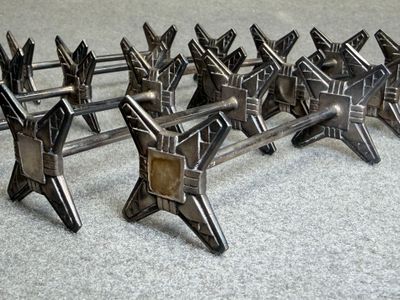 Douze portes-couteaux en métal argenté.