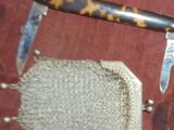 un couteau et un sac en filet posés sur une table