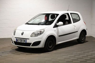 une petite voiture blanche garée dans un garage