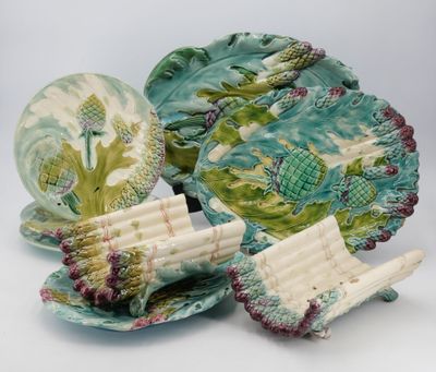 many plates and bowls that are sitting on a table