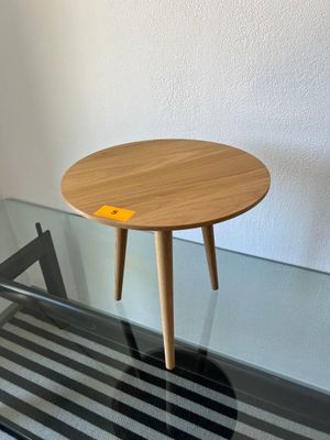 une petite table en bois avec un plateau en verre posée sur une table