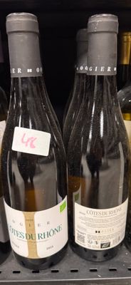 plusieurs bouteilles de vin se trouvent sur une étagère dans un magasin