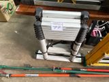 de nombreux types de skis et de bâtons sont exposés au sol