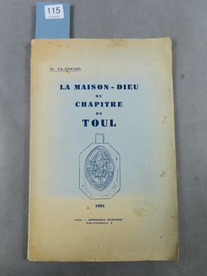un gros plan d'un livre posé sur une table, sur lequel est accrochée une étiquette