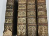 cinq vieux livres sont empilés les uns sur les autres