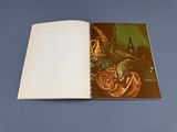 un livre ouvert sur lequel figure l'image d'un serpent