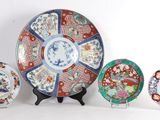 de nombreuses assiettes différentes posées sur une table