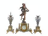 une statue représentant une femme debout au sommet d'une horloge