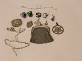 beaucoup de bijoux posés sur la table