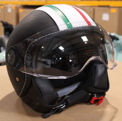 un casque posé sur une table