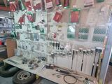 une photo d'un établi avec beaucoup d'outils dessus