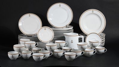 beaucoup d'assiettes et de tasses sur une table noire