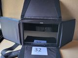 une boîte noire portant un numéro, posée sur une table