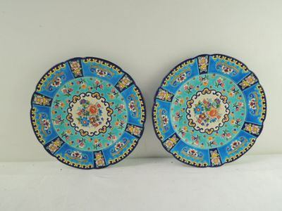 lot de deux assiettes décoratives bleues et jaunes ornées de motifs floraux