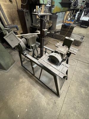 une machine placée au milieu d'une pièce