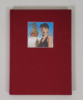 un livre rouge sur lequel figure l'image d'un homme