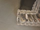 un récipient en verre transparent contenant des brosses à dents
