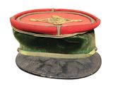 un chapeau rouge orné d'un ruban vert sur le dessus