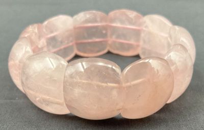 bracelet composé de perles de quartz rose montées sur un support noir