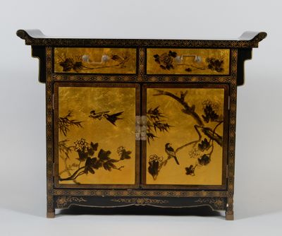 une image représentant un meuble orné d'oiseaux et de fleurs peints