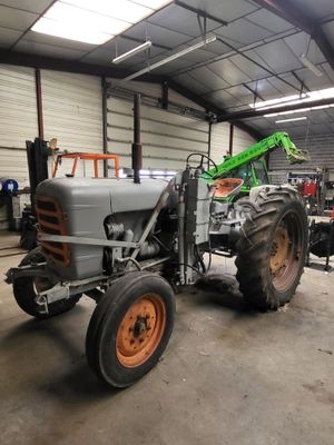 un tracteur garé à l'intérieur d'un bâtiment