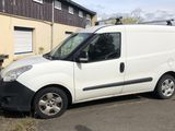 une camionnette blanche garée sur le bord de la route