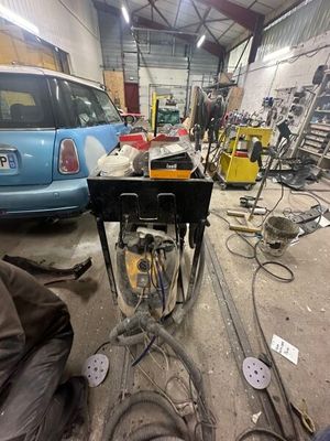 une image d'une voiture en cours d'entretien dans un garage