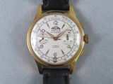 une photo d'une montre-bracelet au cadran blanc