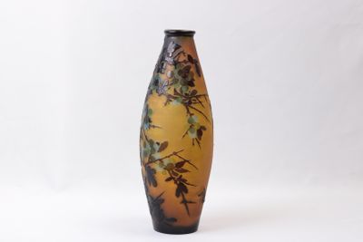 un vase avec un motif floral sur fond blanc