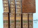 plusieurs vieux livres empilés sur une table