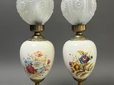 paire de lampes anciennes en verre, ornées de finitions dorées et de motifs floraux