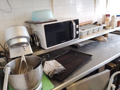 un plan de travail de cuisine sur lequel se trouvent un mixeur, un saladier et une casserole