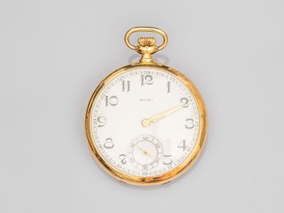 une image d'une montre de poche en or sur une surface blanche
