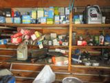 de nombreux objets sur les étagères du garage