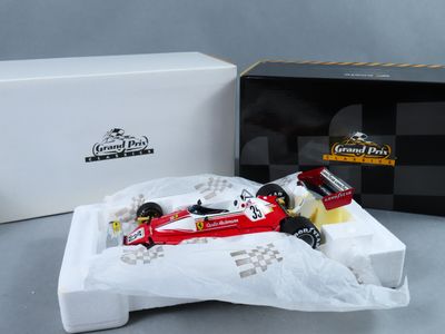un gros plan d'une petite voiture de course dans une boîte