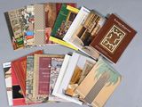un grand nombre de livres posés sur une table